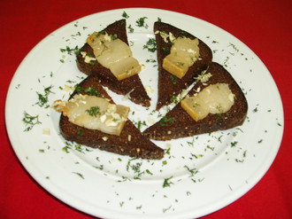 Гренки из ржаного хлеба с салом и чесноком